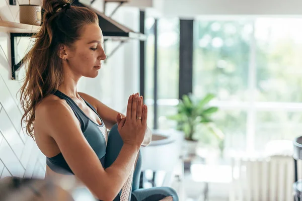 Jong fit vrouw oefenen yoga thuis — Stockfoto