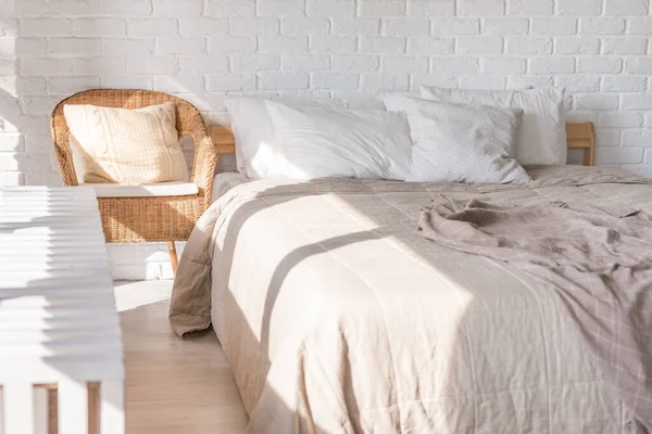 Huis interieur, slaapkamer in zachte lichte kleuren met een tweepersoonsbed, bedsprei. kussens — Stockfoto