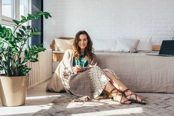 Mujer hermosa con sonrisa encantadora mirando a la cámara en casa — Foto de Stock