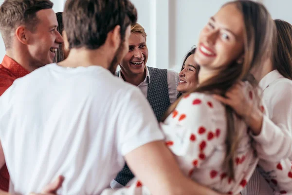 Groep knuffelende mensen die samen plezier hebben. — Stockfoto