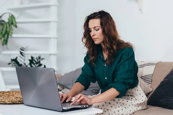 Portrait of young woman with laptop working an home — Stock Photo, Image
