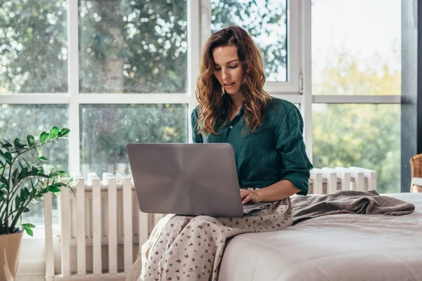 Mulher usando o trabalho no laptop e trabalhando em casa — Fotografia de Stock