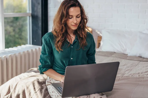 Mulher usando o trabalho no laptop e trabalhando em casa — Fotografia de Stock