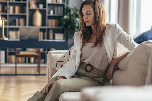 Porträt einer Frau auf Couch im Wohnzimmer — Stockfoto