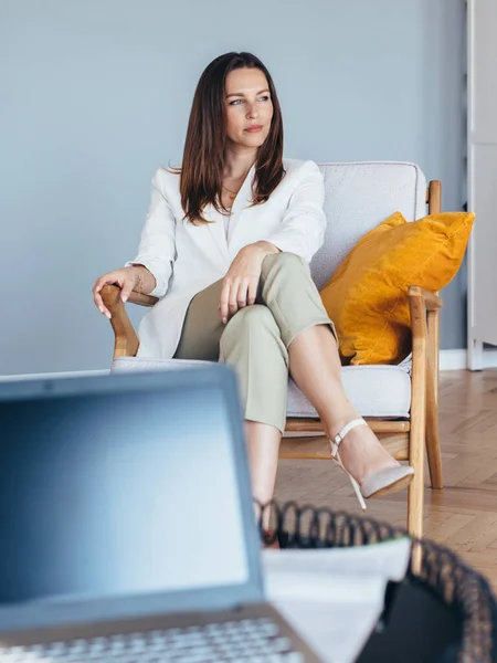 Femme en vêtements de travail assis sur la chaise . — Photo