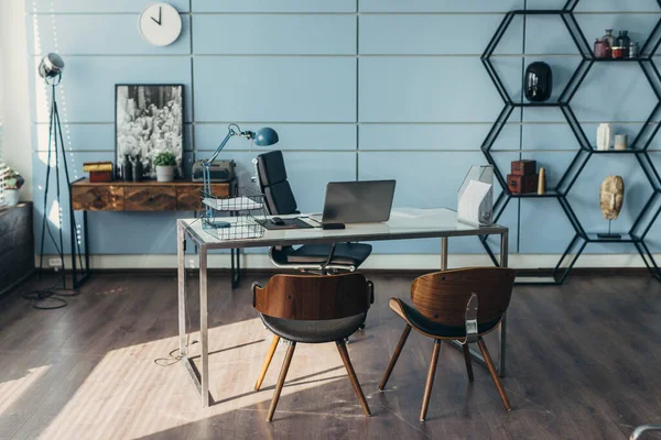 Άδειο χώρο εργασίας. Γραφείο με laptop και καρέκλες σε διαφορετικές πλευρές. — Φωτογραφία Αρχείου