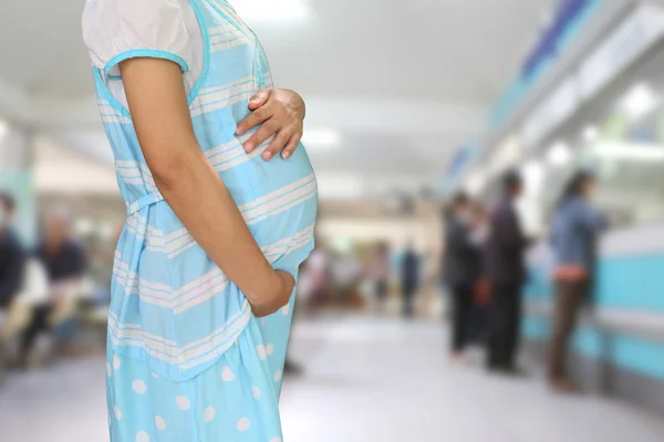 W ciąży kobiety noszą niebieskie ubrania ciążowe. — Zdjęcie stockowe