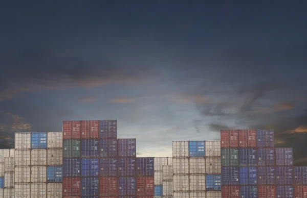 Грузовые контейнеры стек в порту и небо фоне заката . — стоковое фото