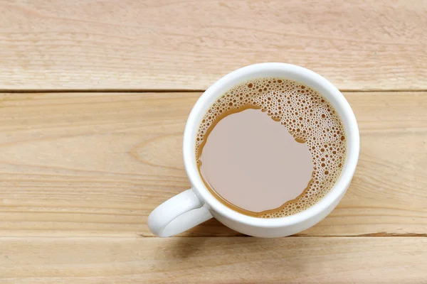 Café chaud dans une tasse à café blanche sur une table en bois . — Photo