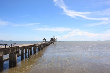 Yalı ve sunn kuru su içine beton köprü genişletir