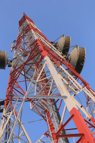 Antenna per le comunicazioni telefoniche in cielo luminoso giorno . — Foto Stock