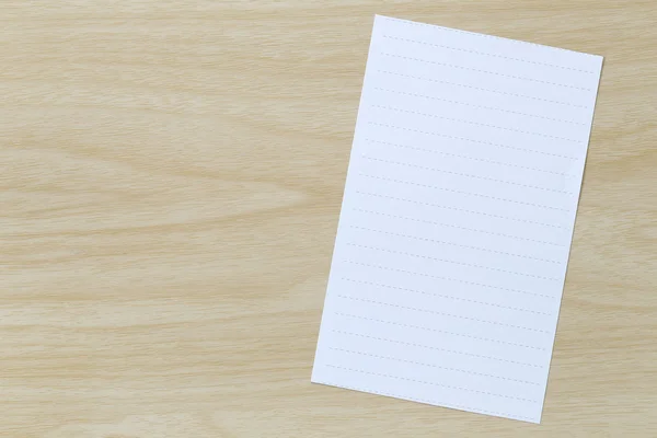 Бумага для записей на деревянном полу . — стоковое фото