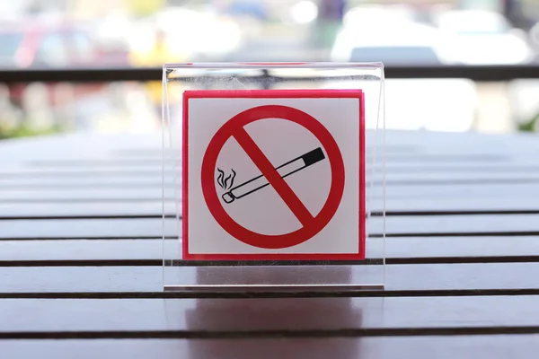 Signs of no smoking on the table. — Stock Photo, Image