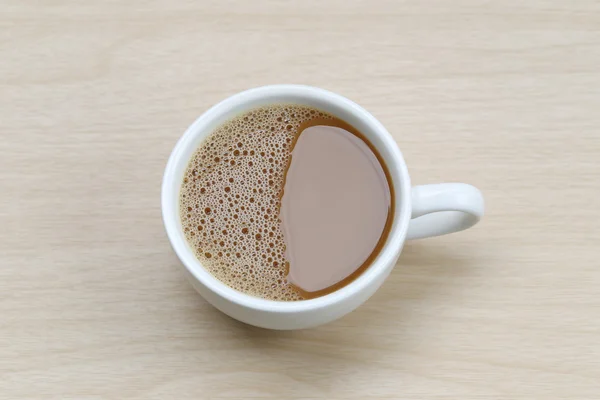 Heißer Kaffee in einer weißen Kaffeetasse auf einem Holztisch. — Stockfoto