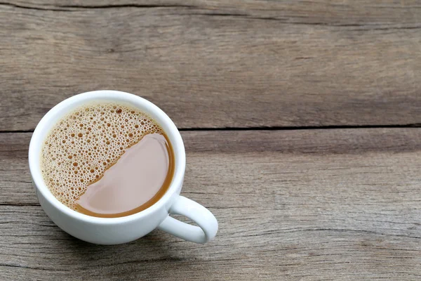 Café quente em uma xícara de café branco na mesa de madeira . — Fotografia de Stock