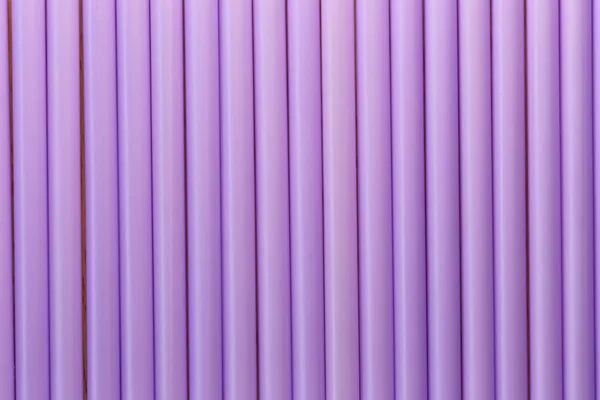 Tubo de bebida de color violeta en fondo abstracto . — Foto de Stock