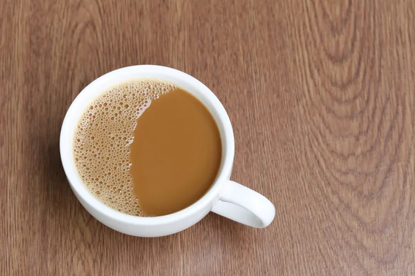 Café quente em uma xícara de café branco na mesa de madeira . — Fotografia de Stock