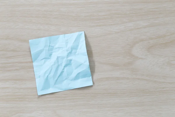 Not Kağıt ahşap zemin üzerinde yerleştirilen mavi. — Stok fotoğraf