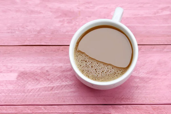 Café quente em uma xícara de café branco na mesa de madeira rosa . — Fotografia de Stock