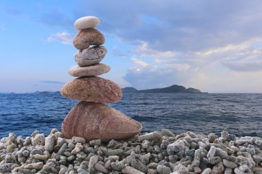 Denge taş yığını rock deniz arka plan üzerine.