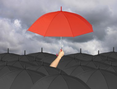 Siyah bir şemsiye tarafından el ve çevrili kırmızı şemsiye.