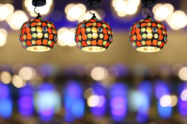 Kafede sıcak aydınlatma modern tavan lambaları.