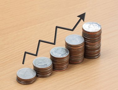 Gümüş sikke yığını ve ok çizgi.