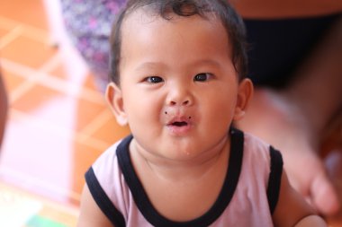 Dragon meyve ile mutlu bir şekilde yeme Asya bebek.