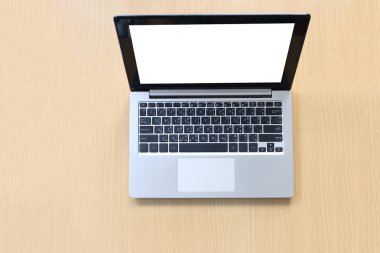 Ahşap masanın üzerine yerleştirilen bilgisayar notebook.