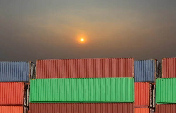 Склад грузовых контейнеров в морском порту . — стоковое фото