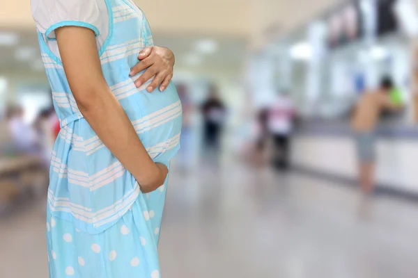 Mulheres grávidas usam roupas de maternidade azul . — Fotografia de Stock