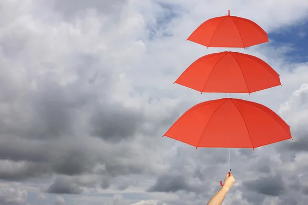 小红伞在手和雨保护三层以上. — 图库照片