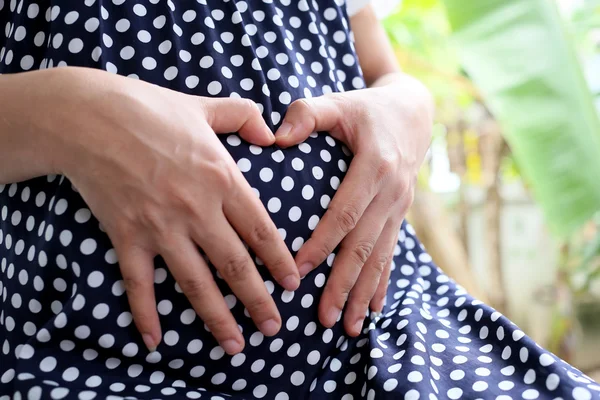 Les femmes enceintes portent des vêtements de maternité bleu marine . — Photo