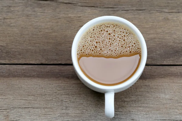 Caffè caldo in una tazza di caffè bianca su un tavolo di legno . — Foto Stock