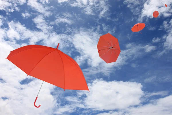 Parapluie rouge soufflé par le vent . — Photo