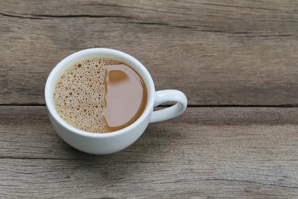 Horká káva v bílý šálek kávy na dřevěný stůl. — Stock fotografie