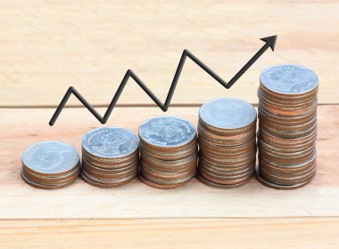 Gümüş sikke yığını ve ok çizgi.