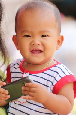 Asya el ambarda bir cep bebeğim ve mutlulukla gülümse.