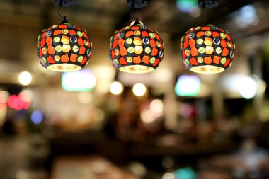 Kafede sıcak aydınlatma modern tavan lambaları.