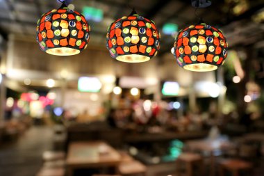 Kafede sıcak aydınlatma modern tavan lambaları.