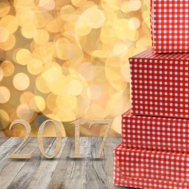 Kırmızı hediye kutuları ve 2017 ahşap sayısı bir ahşap zemin ve gol