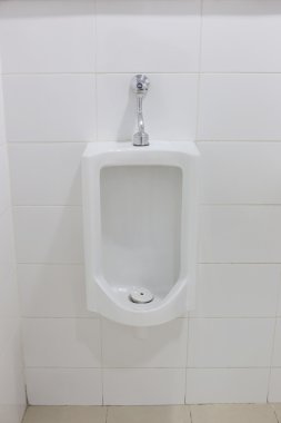 Erkekler tuvaletinde modern Pisuvar.