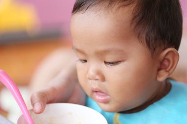 Asya bebek çocuk kavramı sağlık gıdalar ve fındık yemek yeme için