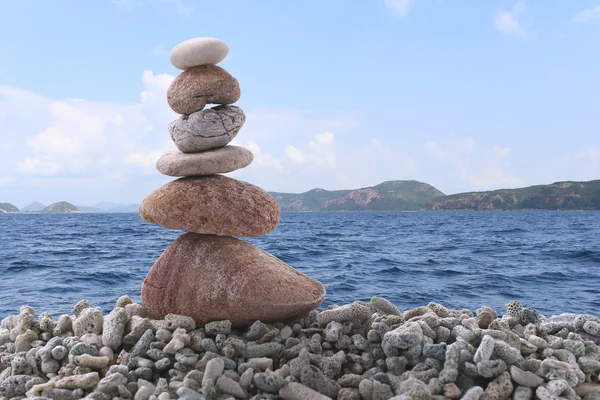 Balansera sten på högen rock med havet bakgrund. — Stockfoto