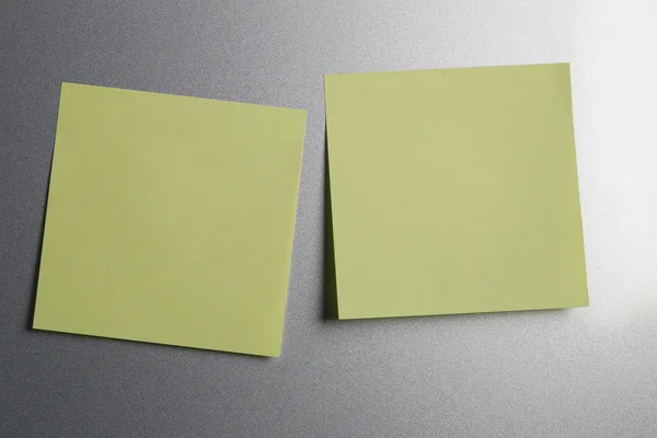 Hoja de papel amarillo vacío en la puerta del refrigerador para el diseño . — Foto de Stock