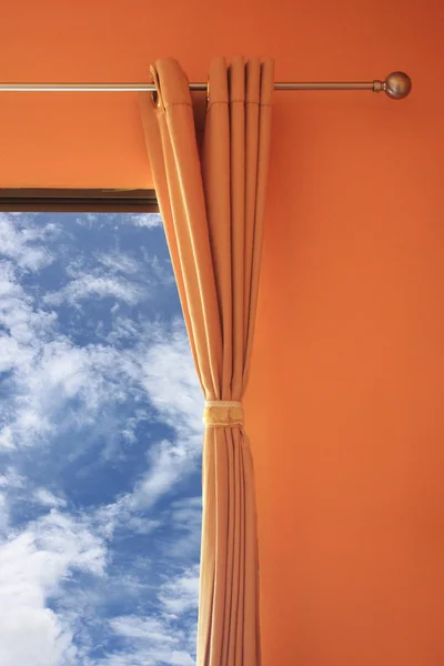 Turuncu oda var bir pencere güneşlikler ile mavi gökyüzü görebilirsiniz. — Stok fotoğraf