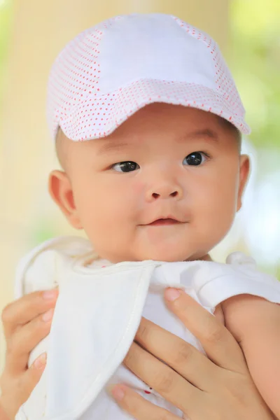 Asijské dítě v ruce Maminka a usmívat se šťastně. — Stock fotografie