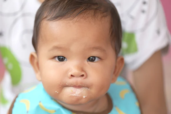 Asiático bebé niño a comer alimentos en concepto de alimentos saludables y frutos secos —  Fotos de Stock