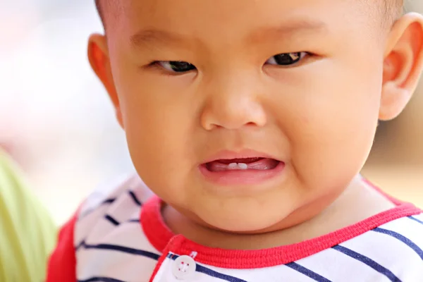 Asijské dítě batole a mají zoubky v úsměvu s radostí. — Stock fotografie