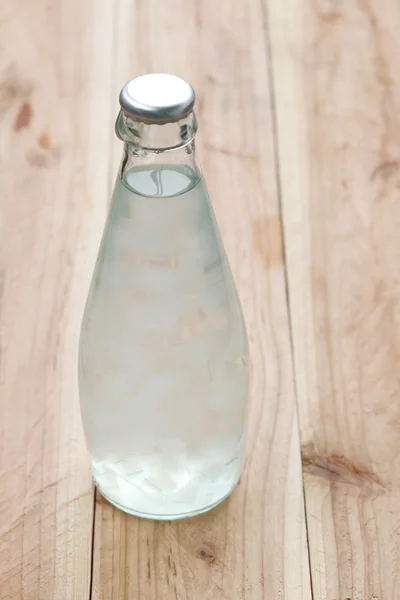 Aloe Vera gelé i glasflaskorna på träbord. — Stockfoto